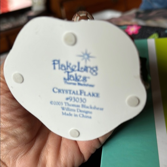 Festive Figurine with Lantern - White and Green - Picture 3 of 3